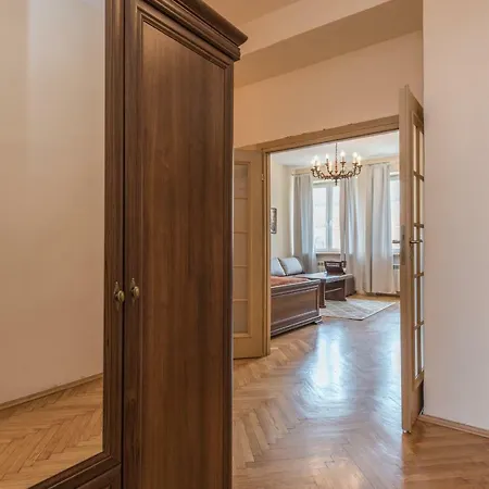 Classic In The City Center Old Town / View 4th Floor Lift